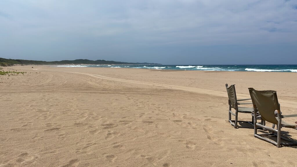 Entspannen am kilometerlangen, menschenleeren Strand von Anvil Bay - der Blick aufs Meer wird niemals alt. 