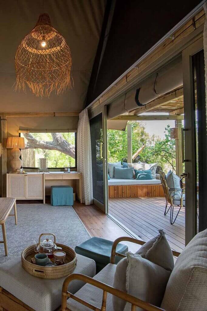 Hübscher Boho-Style macht die Suiten von Mpala Jena in Simbabwe aus. Helle Möbel, Kissen in Beige, Weiß und sanften Blautönen, Ibiza-Chique.