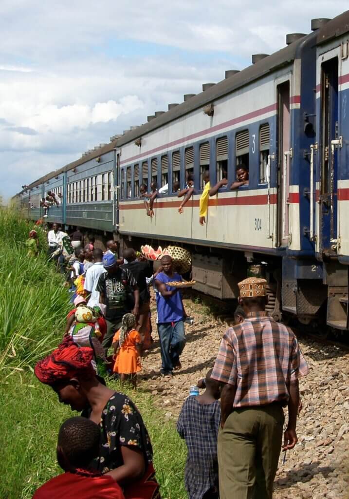 Bei einem Stopp der Tazara-Bahn in Matambwe steigen nicht nur viele Menschen ein und aus, sondern fliegende Händler beliefern die Passagiere mit Verpflegung. 