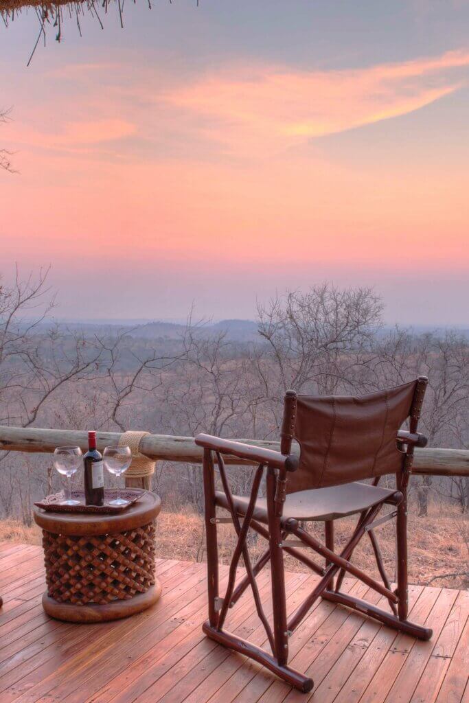 Ein gemütlicher Safari-Sessel, der Blick schweift in die Ferne. Solche Momente der Entspannung sind nur möglich, wenn man mehrere Tage in einem Camp verbringt. 